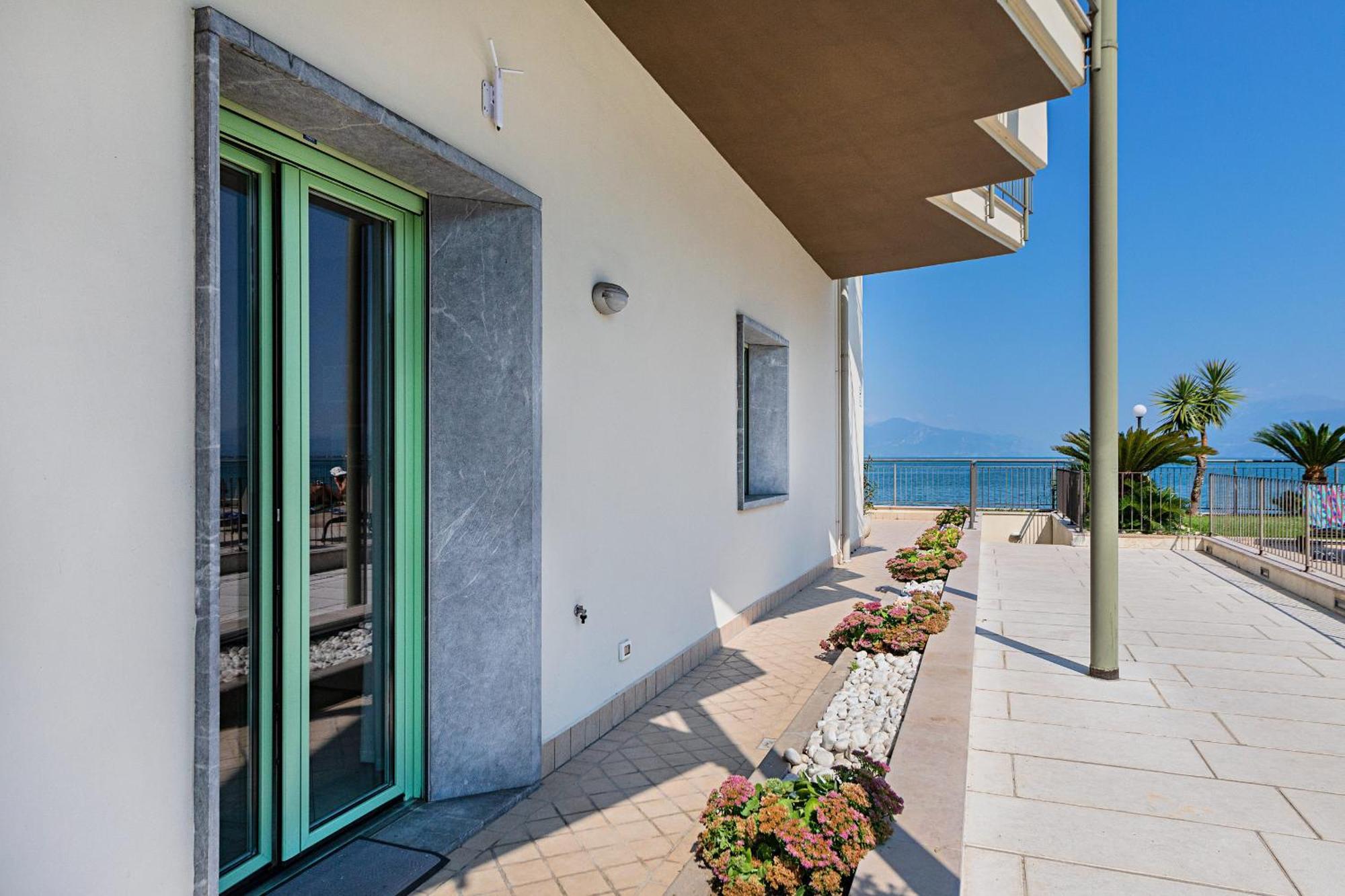 דסנזאנו דל גארדה Residenza Miralago II By Wonderful Italy מראה חיצוני תמונה